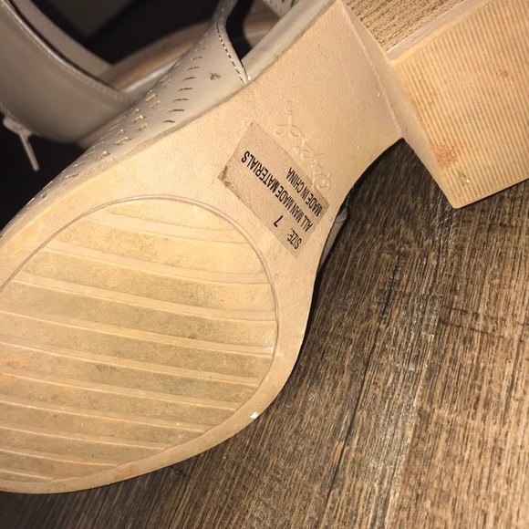 SUPER CUTE WEDGE HEELS ‼️ - Picture 3 of 3